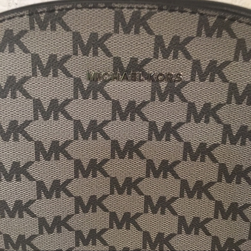 Micheal Kors Signature Ginny Messenger Crossbody - Picture 8 of 10